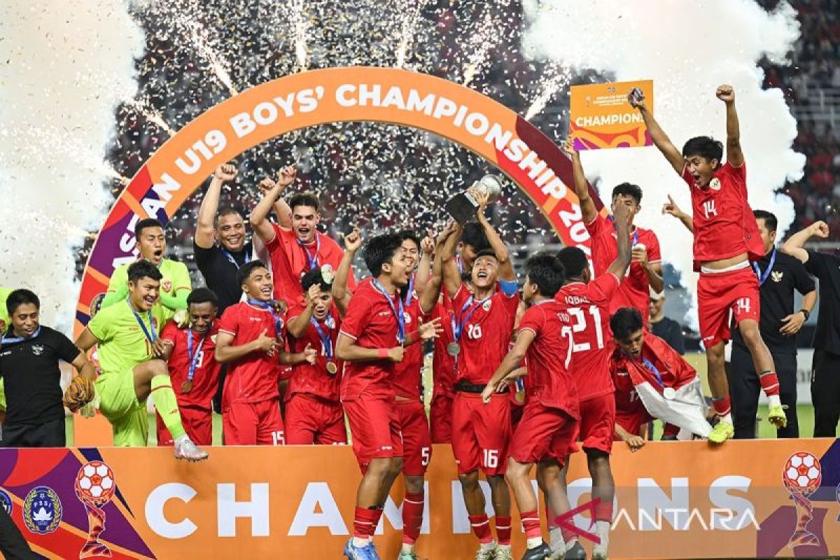 Berita unggulan terkini, Indonesia juara Piala AFF U19 hingga klasemen