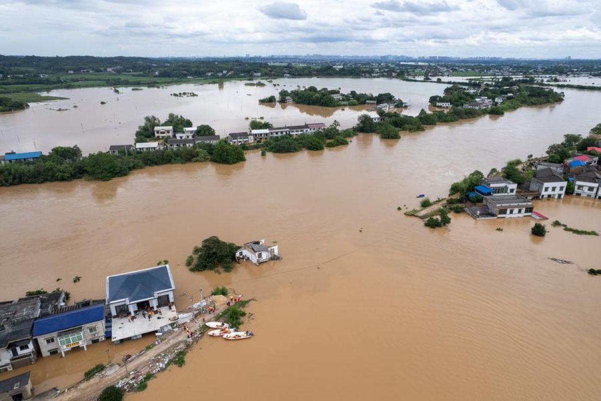 China berjuang hadapi hujan lebat dan tanggul jebol