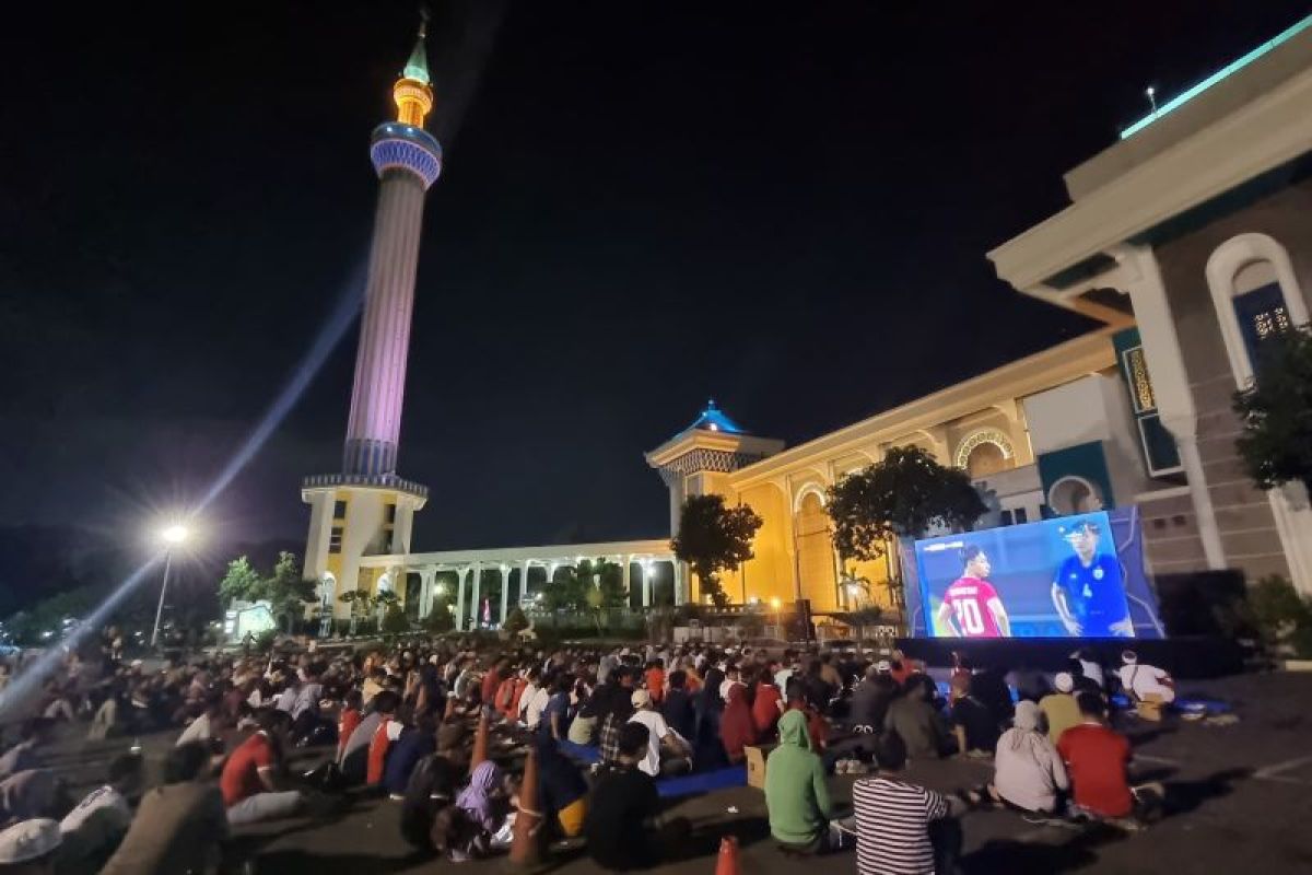 Ribuan GenZI nobar final Piala AFF U-19 di Masjid Al Akbar Surabaya