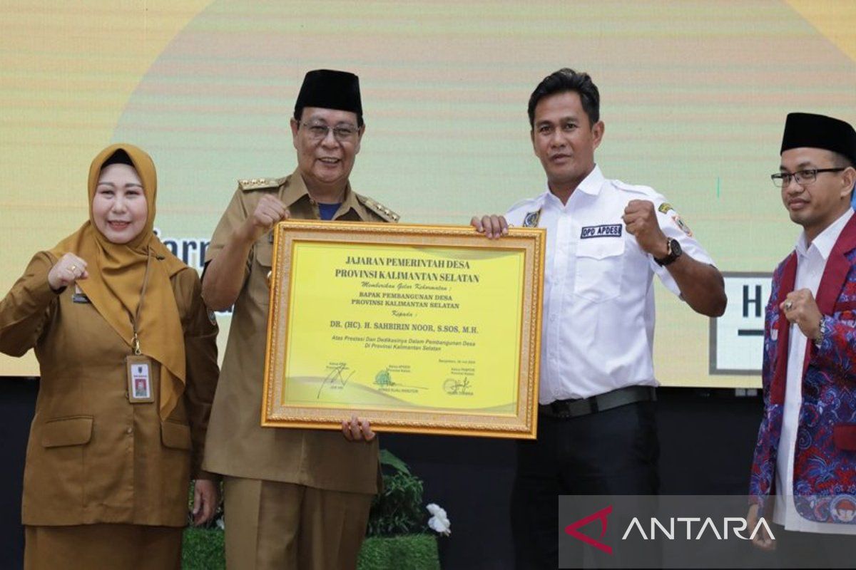 Paman Birin diberi gelar kehormatan Bapak Pembangunan Desa