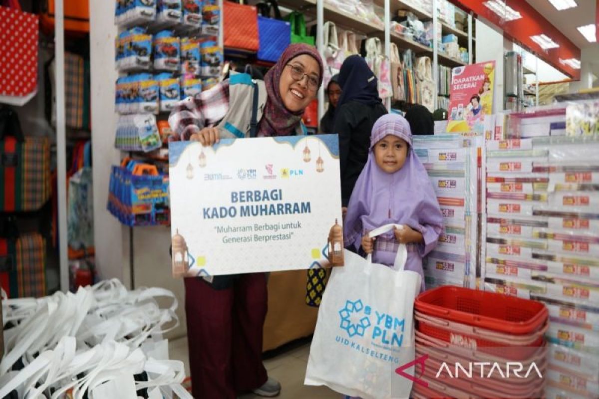 YBM PLN ajak yatim belanja peralatan sekolah saat momen HAN