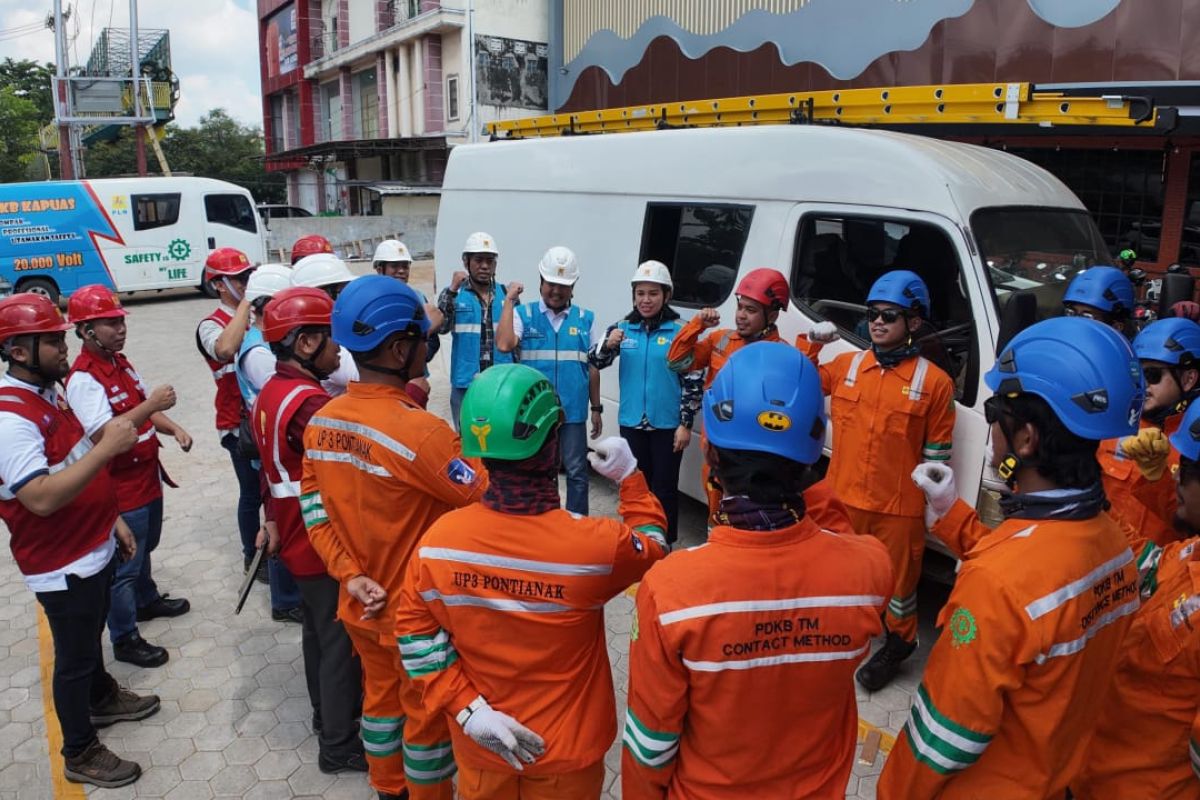 PLN UID Kalbar lakukan pekerjaan dalam keadaan listrik bertegangan