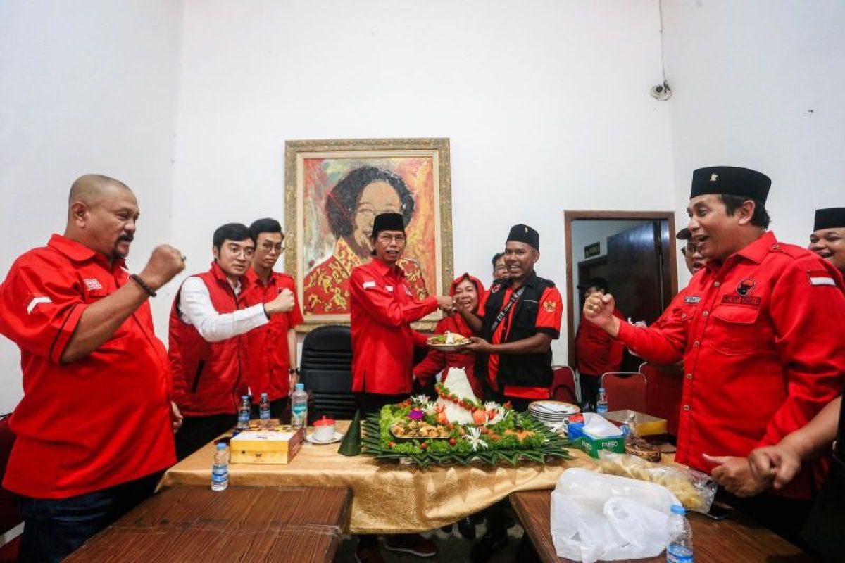 PDIP Surabaya potong tumpeng syukuri turunnya rekom Eri Cahyadi-Armuji