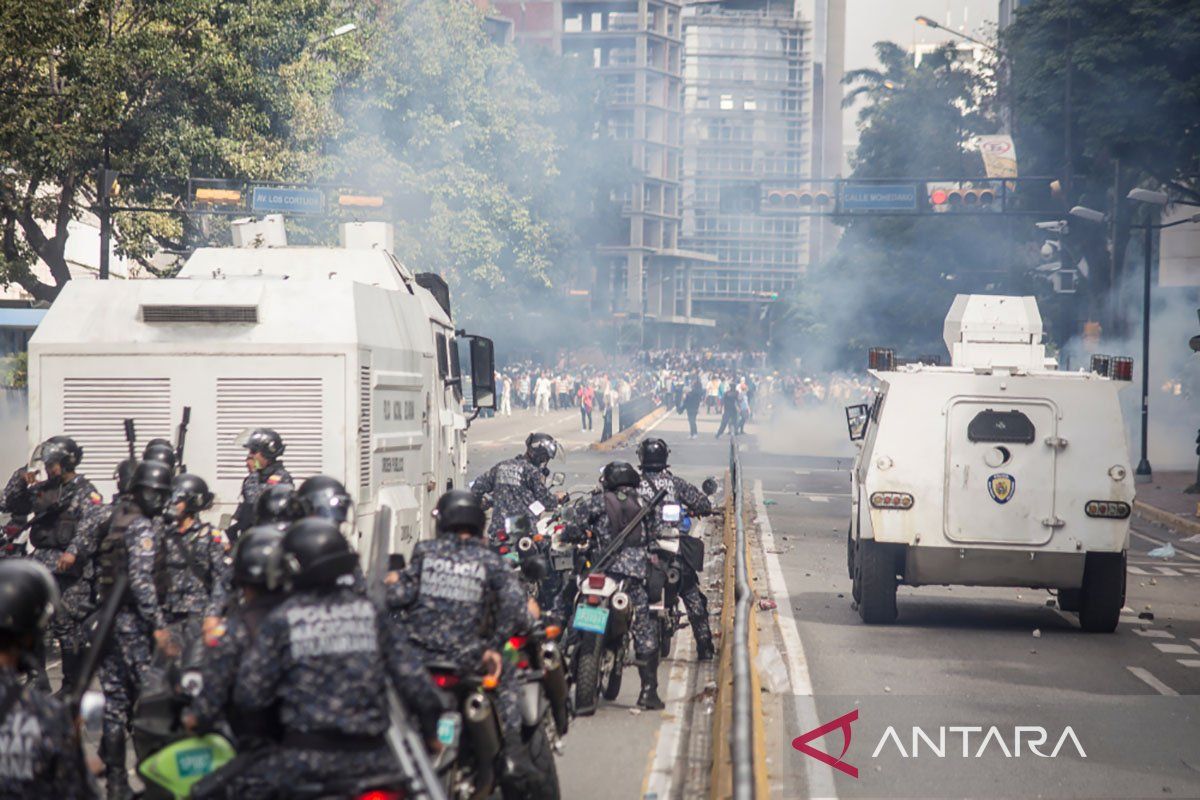 Polisi Venezuela bentrok dengan demonstran di pusat Caracas