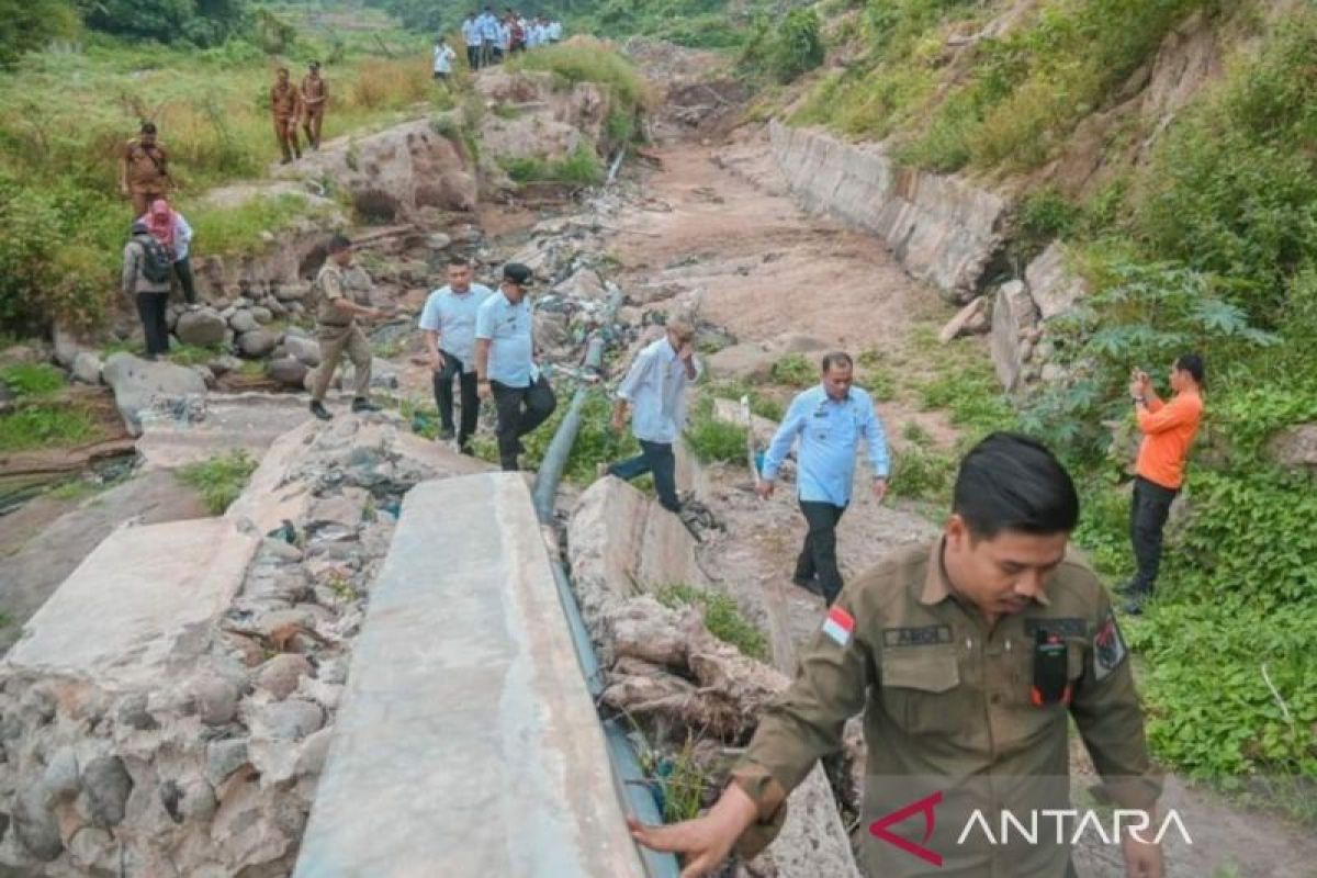 Pj Wali Kota Padangsidimpuan tinjau irigasi yang rusak akibat longsor