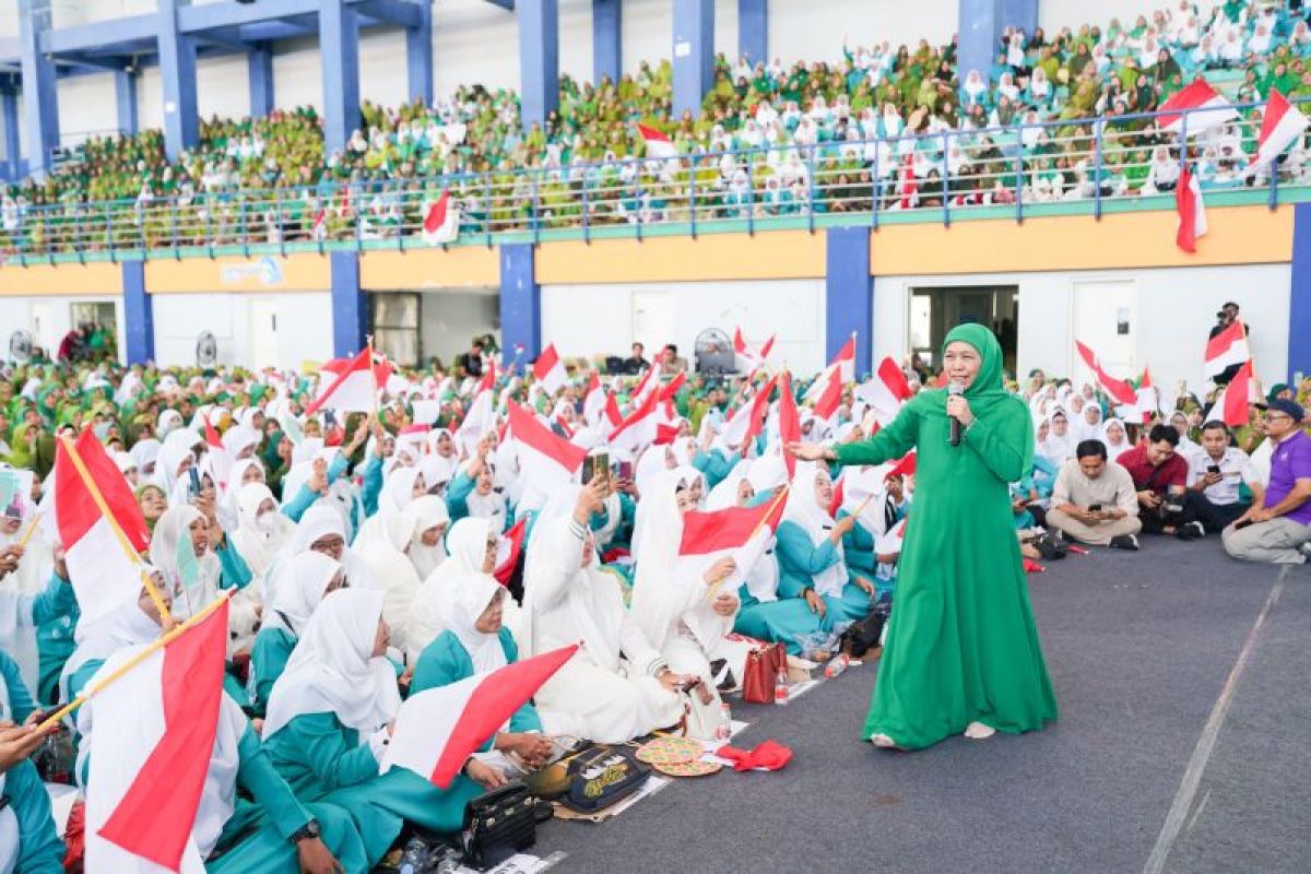 Khofifah bagikan bendera merah putih saat istighosah kubro di Lamongan