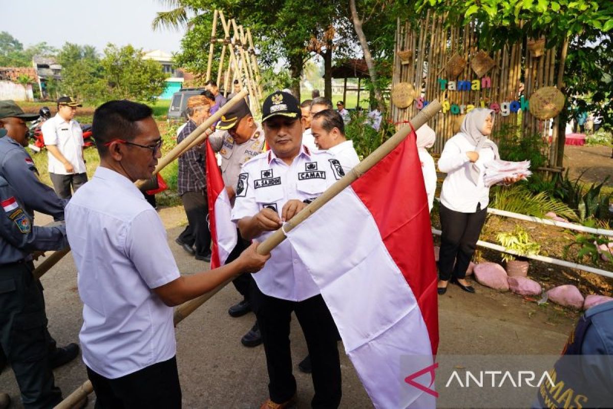 Pemkab Bogor bagikan 1.300 bendera merah putih sambut HUT ke-79 RI di Cibinong