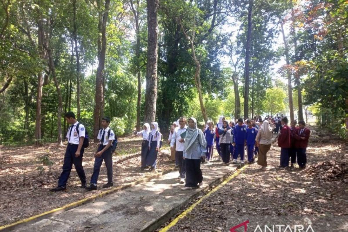 Puluhan kader Adiwiyata Bangka Barat studi lapangan ke kawasan hutan konservasi PT Timah