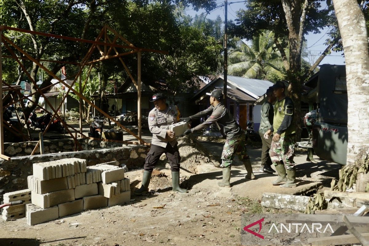 TMMD 121 - Kodim 1003/HSS bangun pos keamanan lingkungan desa