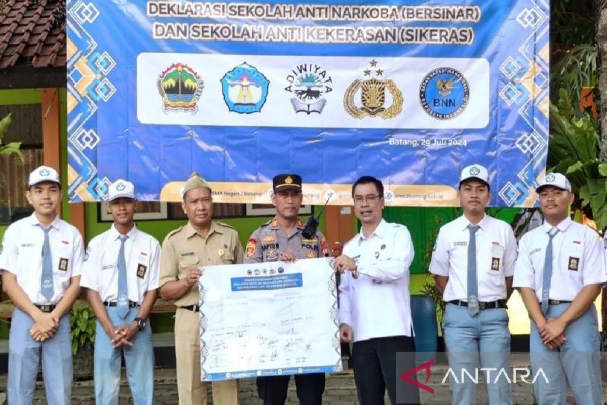 BNN  Batang komitmen wujudkan sekolah bersih penyalahgunaan narkoba