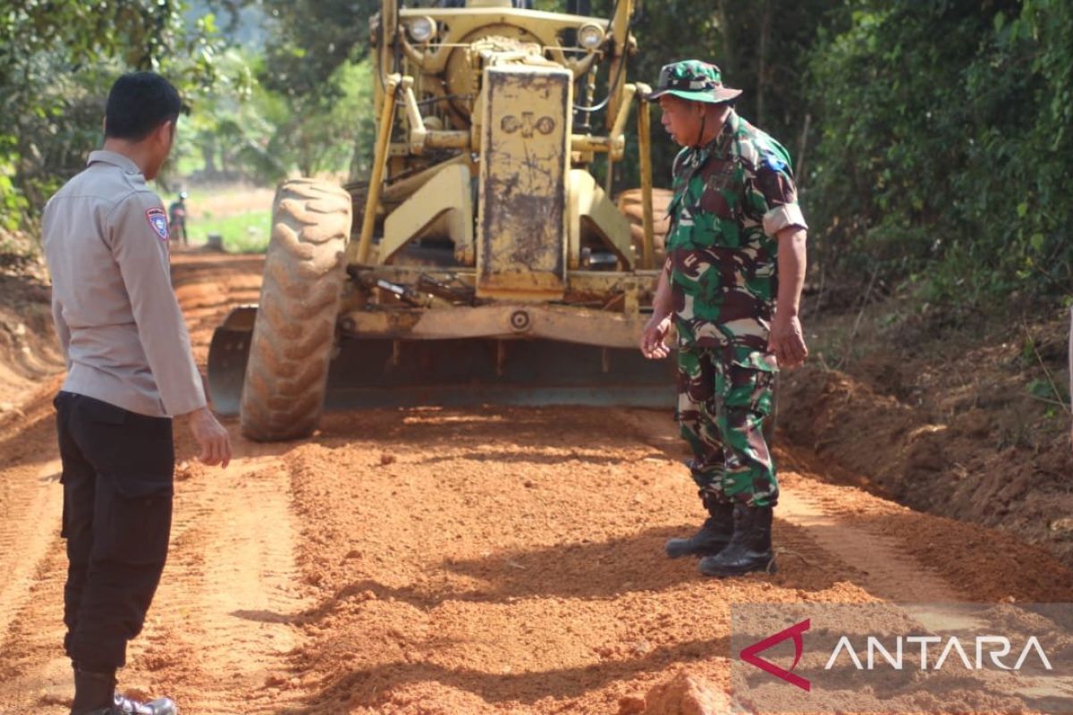 Progres sasaran fisik penimbunan dan pembangunan jalan TMMD ke-121 di Desa Namang mencapai 36 persen