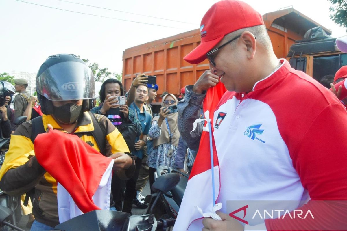 Pemkot Padang bagikan 15.355 bendera Merah Putih bagi masyarakat