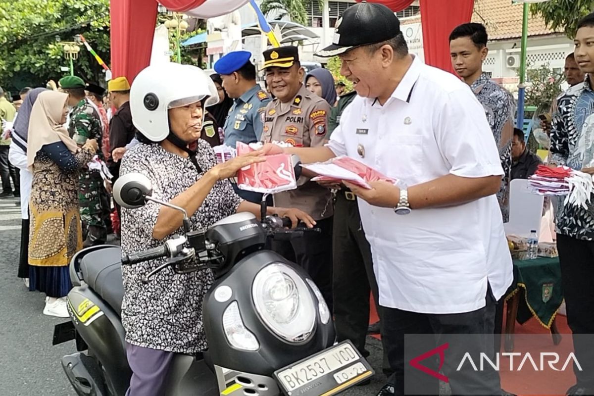 Wabup Asahan bagikan ribuan bendera merah putih