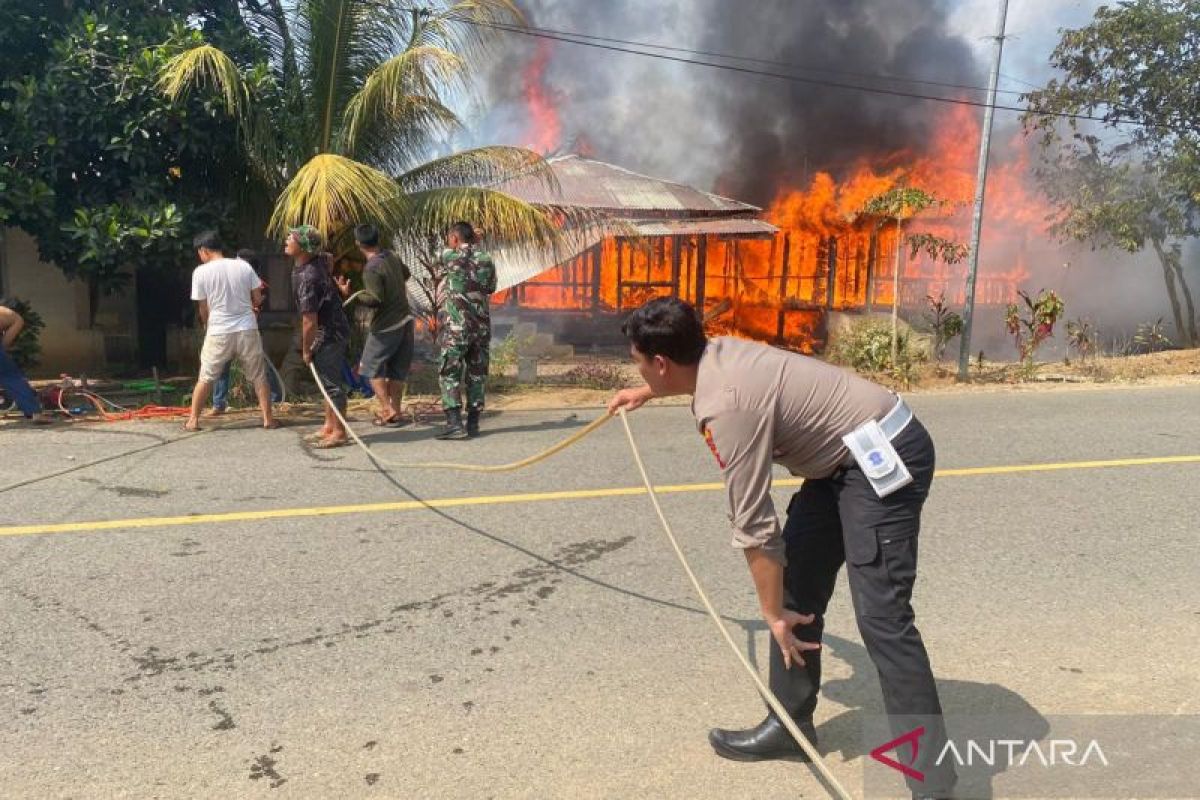 Polisi bantu padamkan kebakaran empat rumah di Desa Air Berau