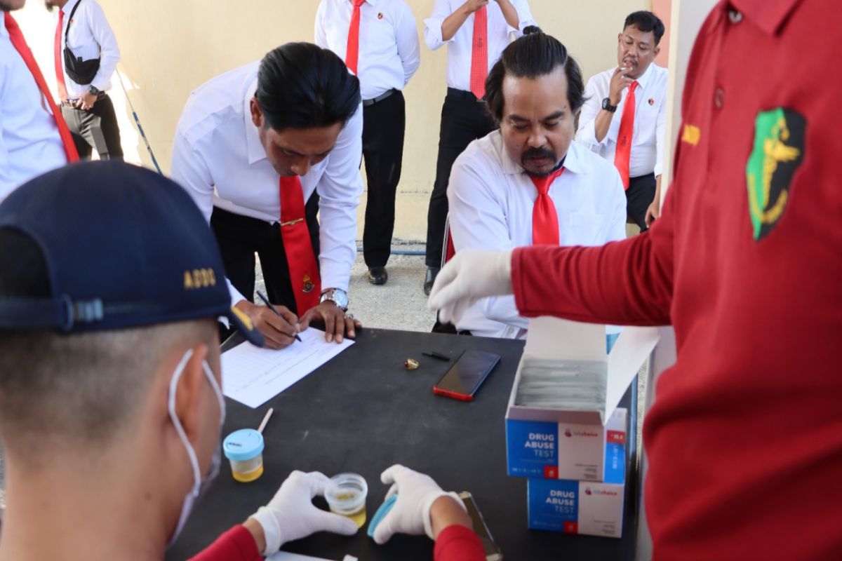 Polres Kulon Progo tes urine terhadap anggota untuk menjaga integritas