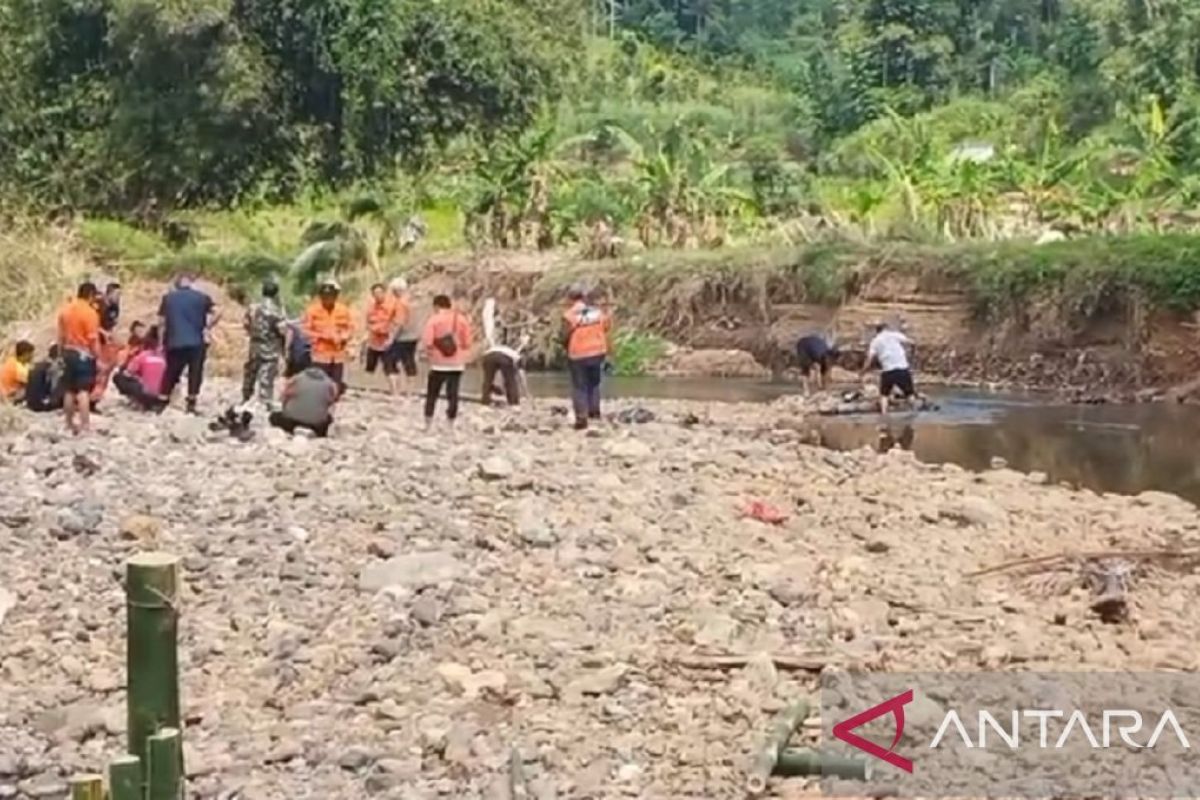 BPBD Jabar siagakan personel bantu warga seberangi sungai Cikaso