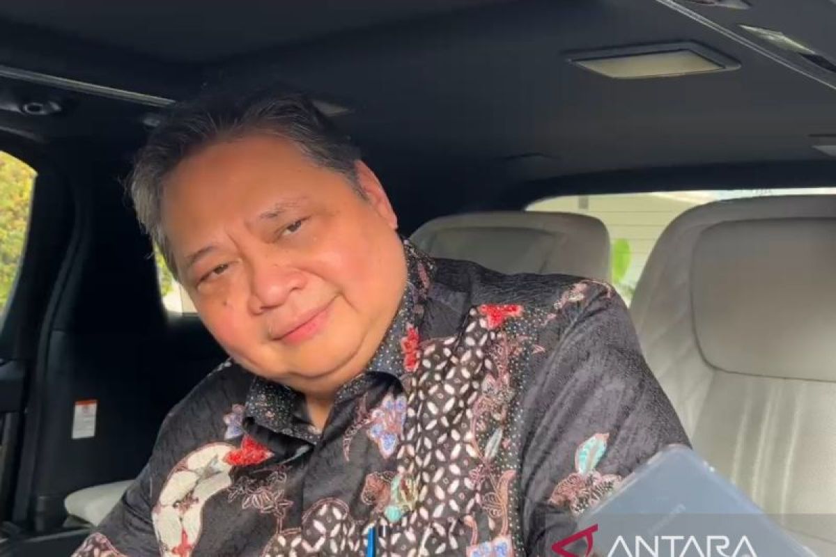 Politik kemarin, Airlangga mundur hingga poster Gibran Ketum Golkar