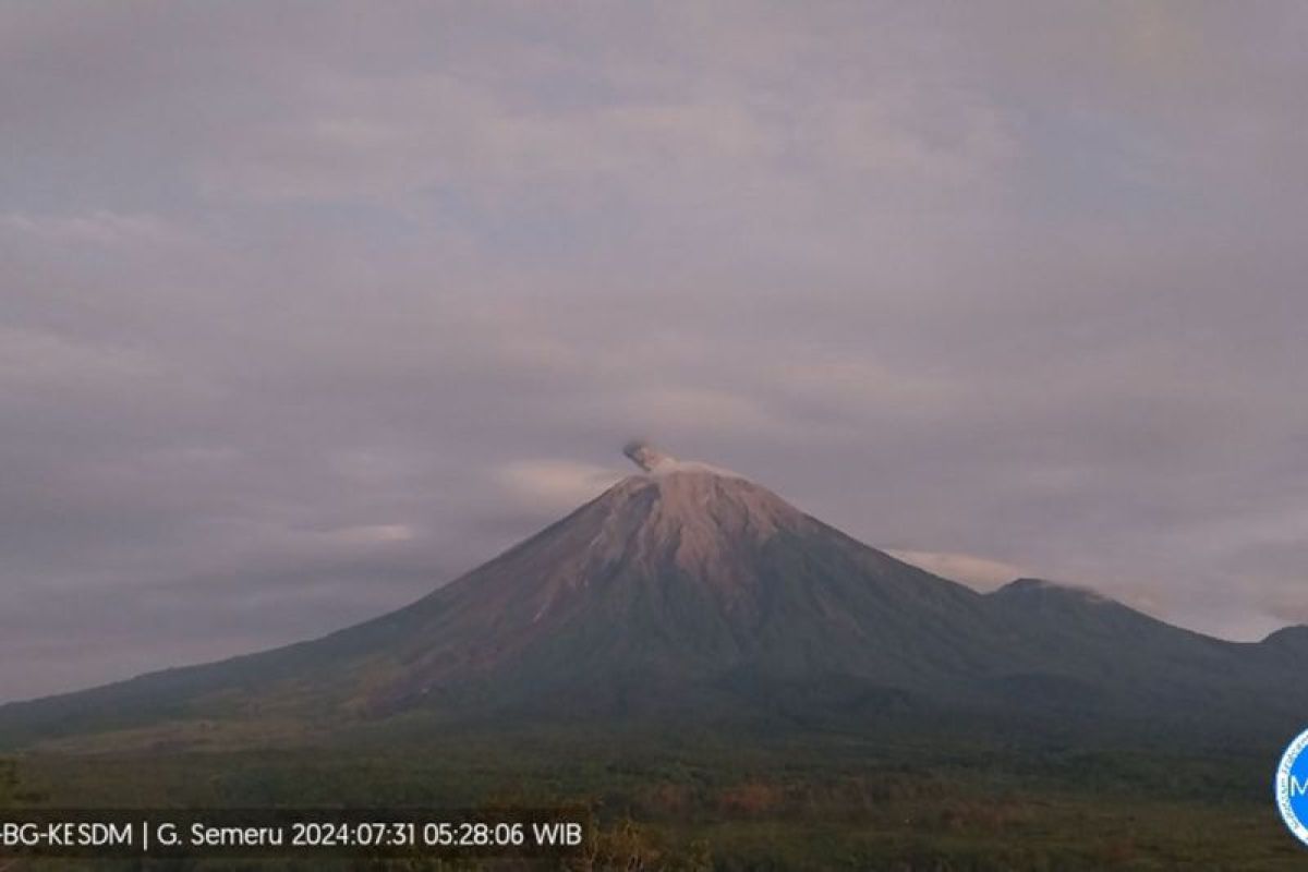 Semeru kembali alami erupsi dengan letusan 700 meter di atas puncak