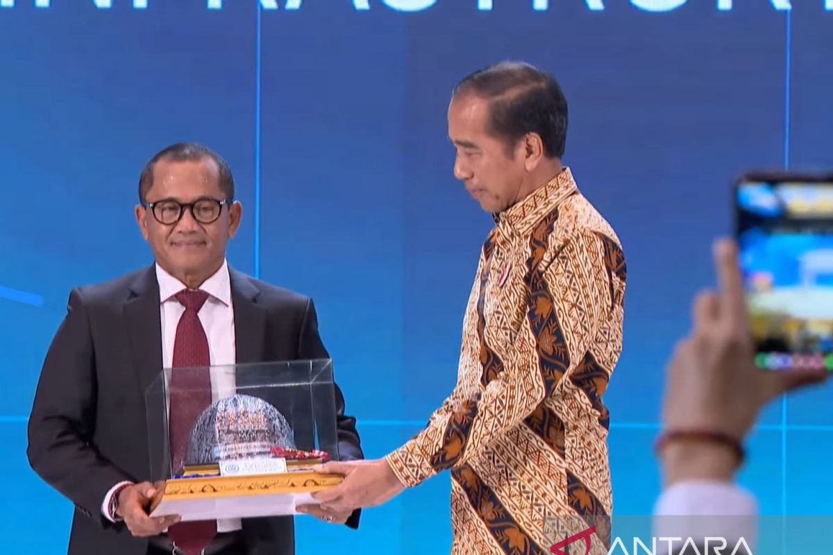 Jokowi terima penghargaan sebagai Bapak Konstruksi Indonesia