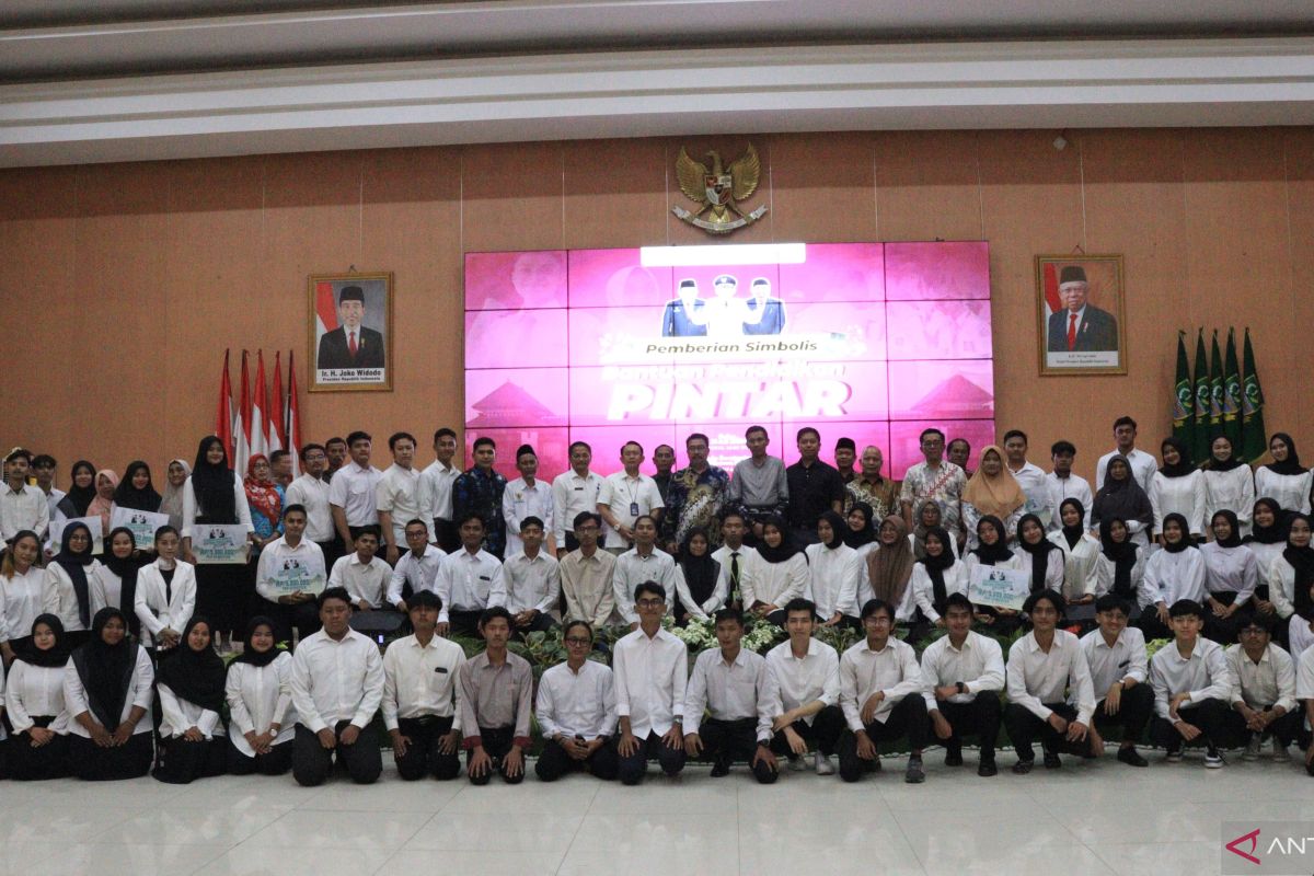 Pemkab Bekasi salurkan bantuan pintar pada 100 pemuda berprestasi