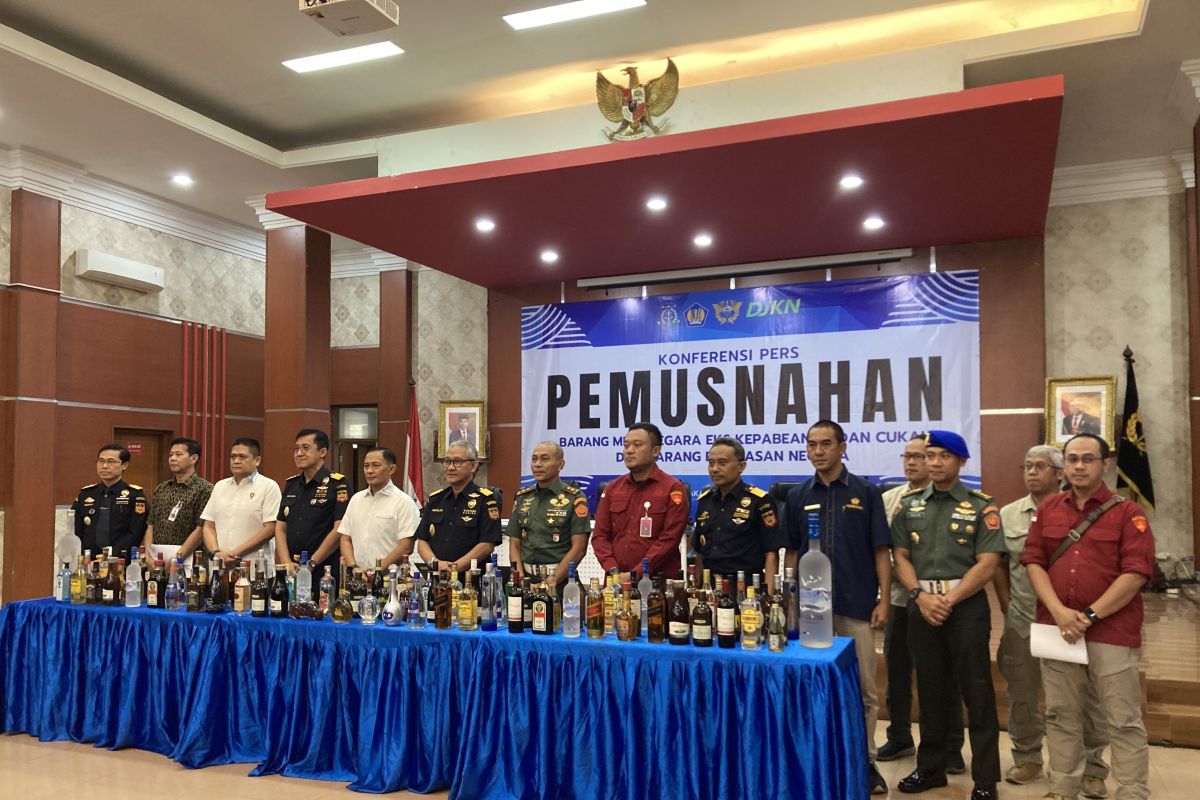 Bea Cukai musnahkan miras dan rokok ilegal senilai Rp165 miliar