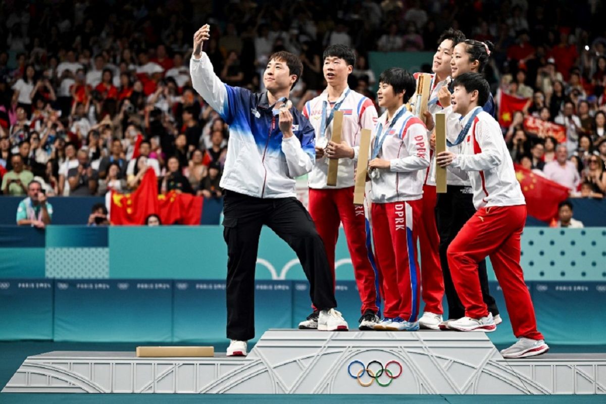 Atlet Korea Utara-Korea Selatan selfie di podium Olimpiade Paris