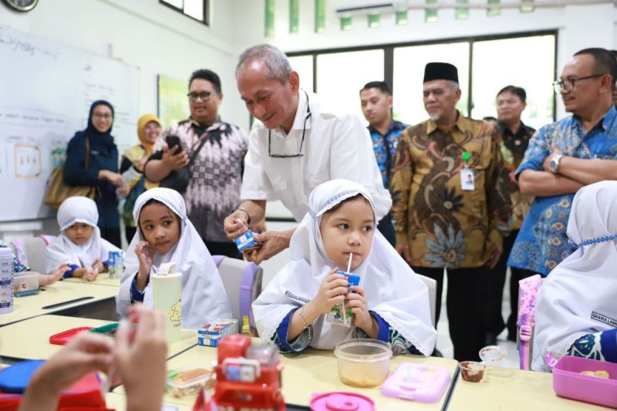 Selama 15 tahun, sekolah Asy-Syukriyyah sudah menerapkan makan siang