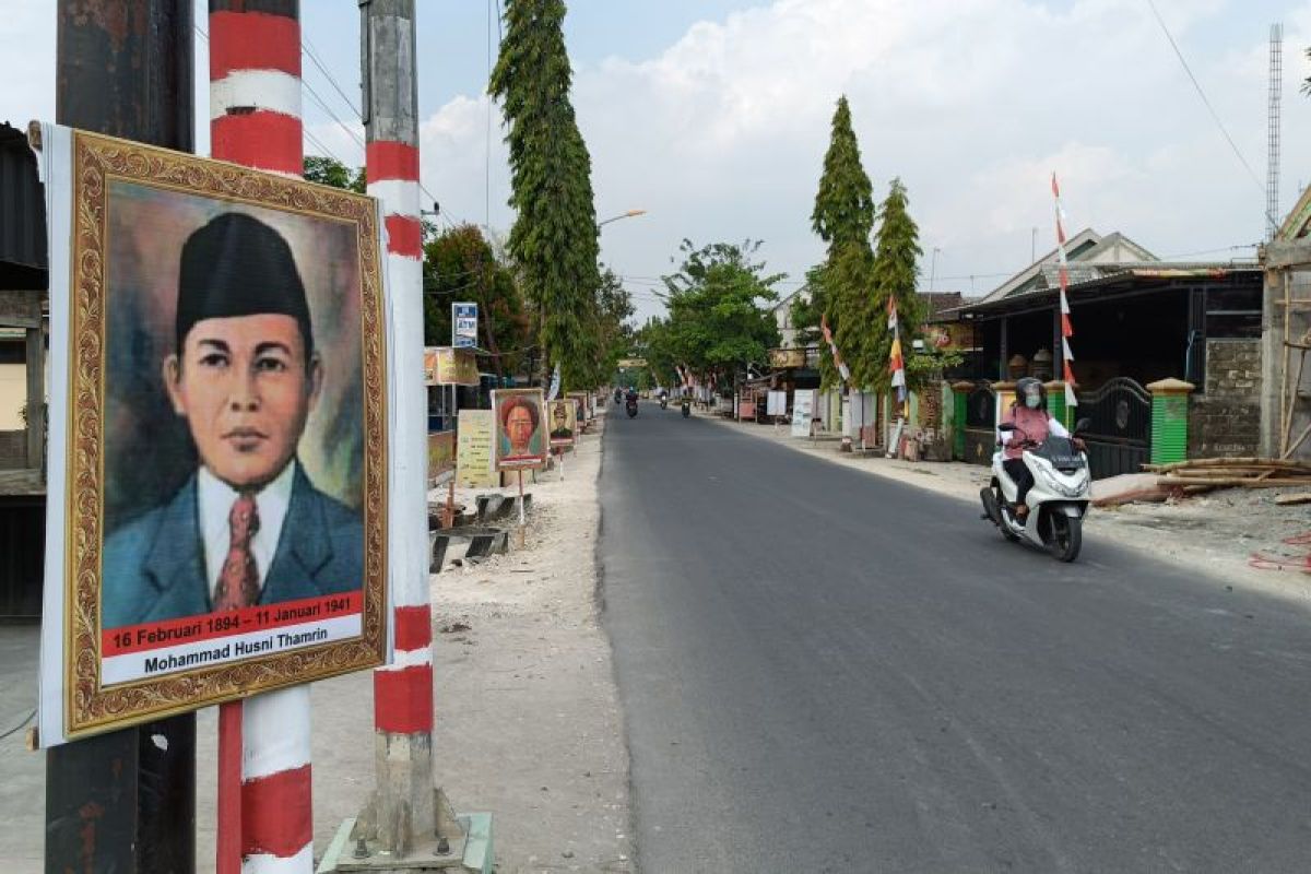 Jelang HUT ke-79 RI, Desa Ngampel Bojonegoro pasang gambar pahlawan nasional