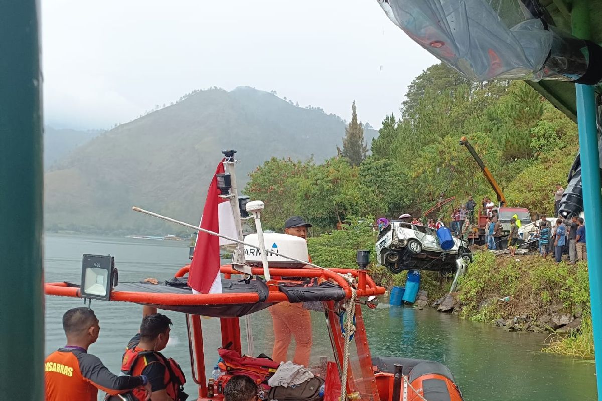 Tim SAR gabungan temukan minibus yang jatuh ke Danau Toba