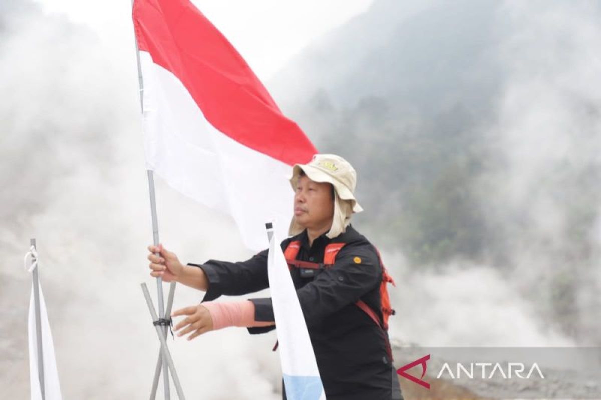 Pj Bupati Bogor kibarkan bendera merah putih di Gunung Salak