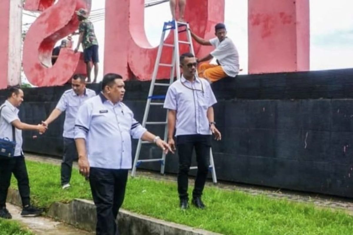 Warga Hative Kecil secara swadaya bersihkan monumen Ambon Kota Musik