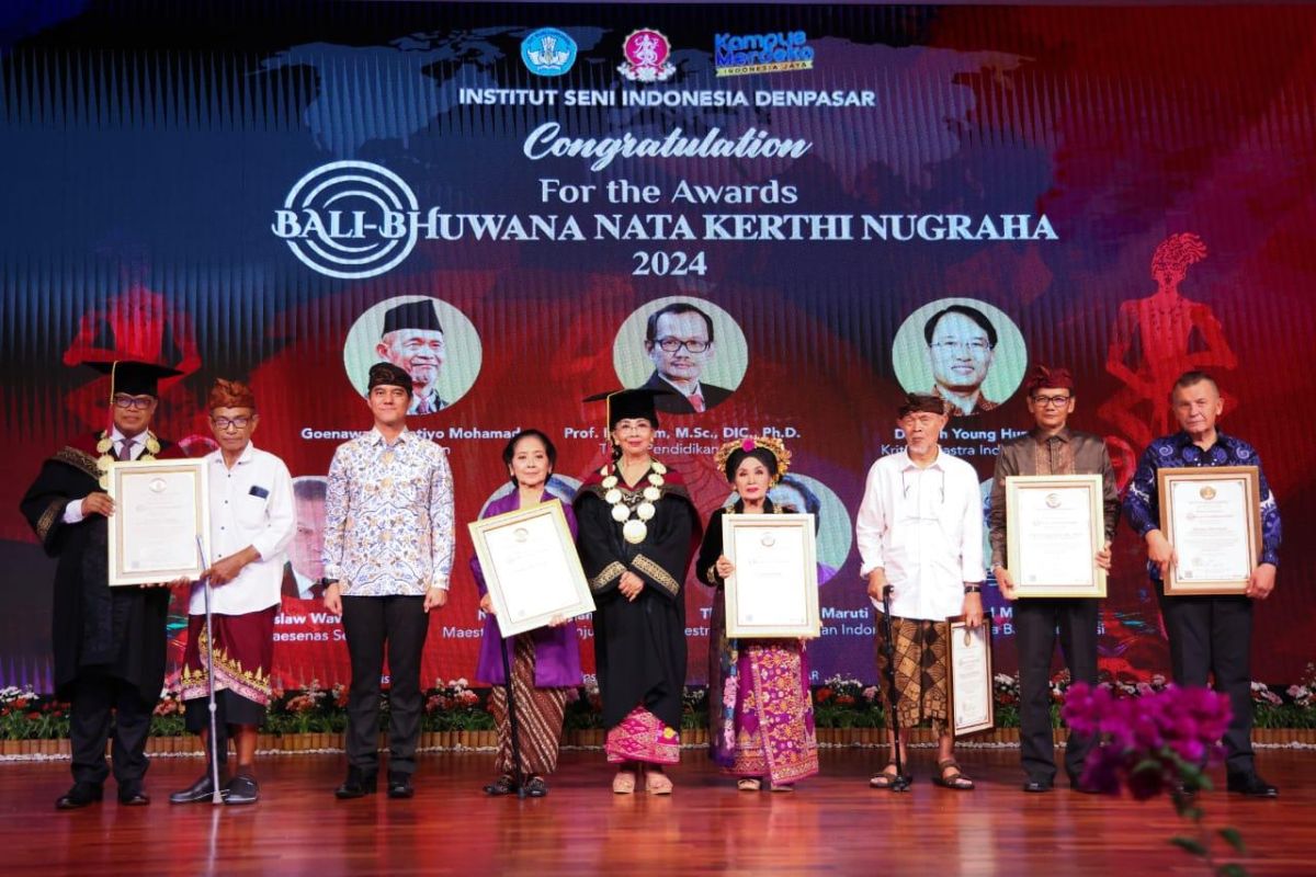 Dies Natalis XXI ISI Denpasar bertabur bintang