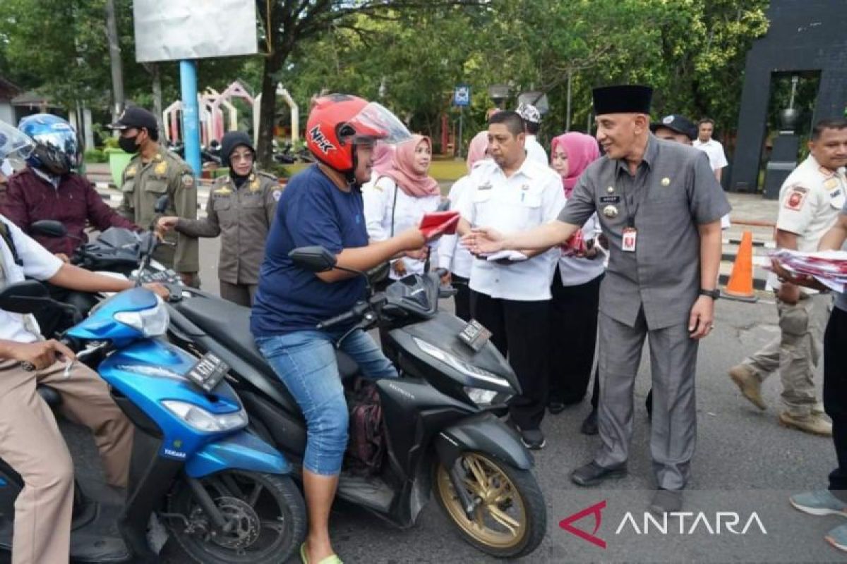 Pemkab Bangkalan bagikan 3.000 bendera kepada warga