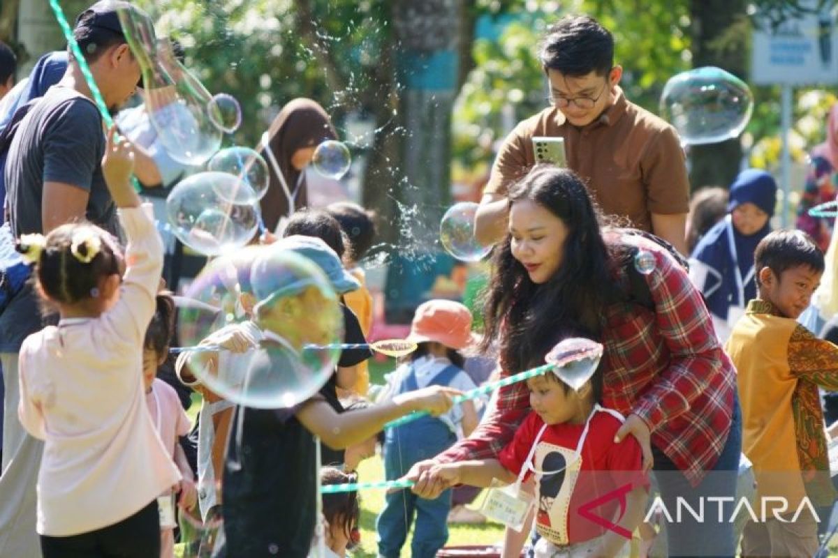 Srikandi PLN ajak anak bermain dalam momen Hari Anak Nasional