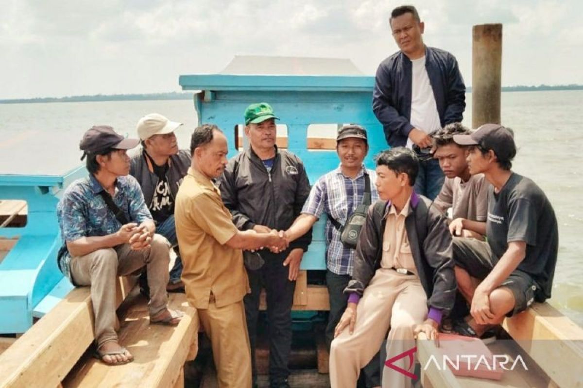 Dinas Perikanan Meranti serahkan dua kapal untuk kelompok nelayan