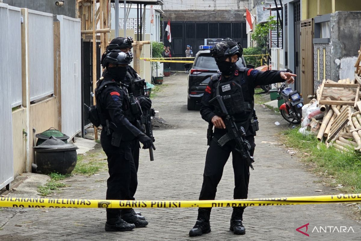 Densus 88 tangkap tiga terduga teroris di Kota Batu