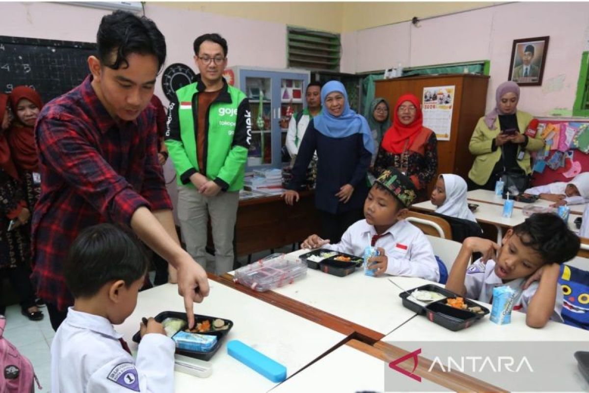 Gibran puji uji coba  pemberian makan siang gratis di Surabaya