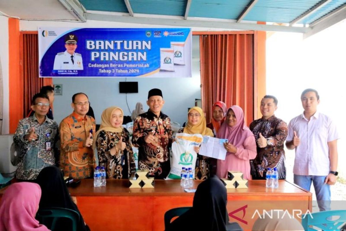 Perdana di Sumbar, Bupati Sabar AS launching penyerahan cadangan bantuan pangan