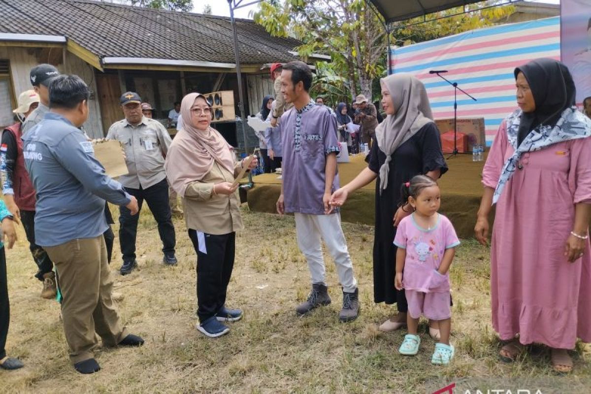 Warga Desa Salikung dan Desa Sungai Kumap terima bantuan daerah