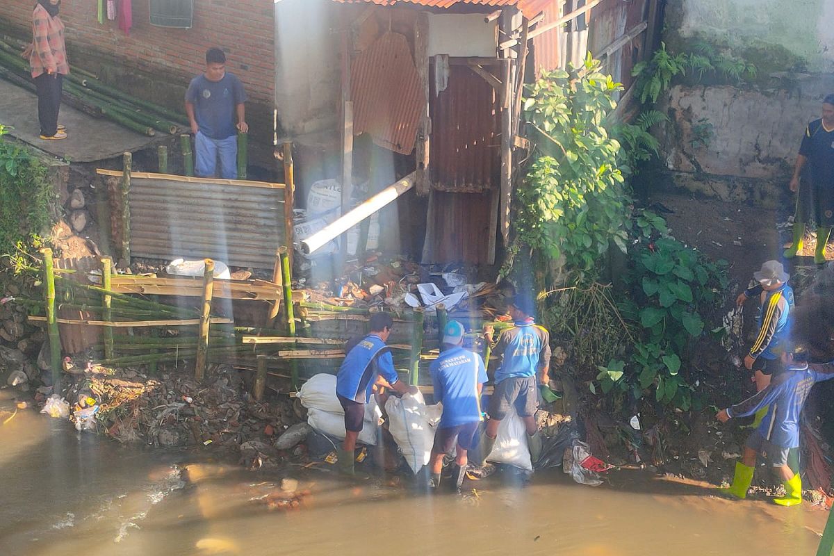 PUPR Mataram pasang tanggul darurat antisipasi longsor susulan di Sungai Ancar