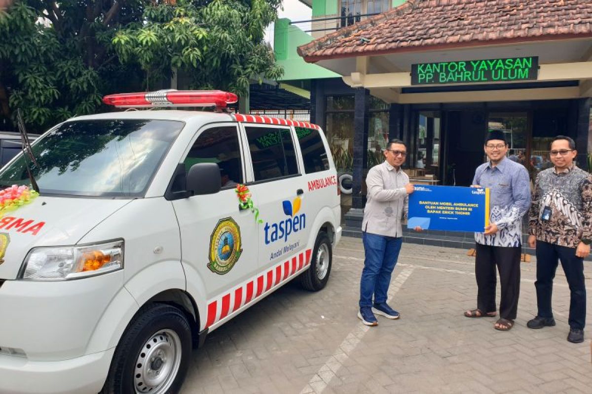 Taspen serahkan ambulans program TJSL untuk Ponpes Bahrul Ulum Jombang