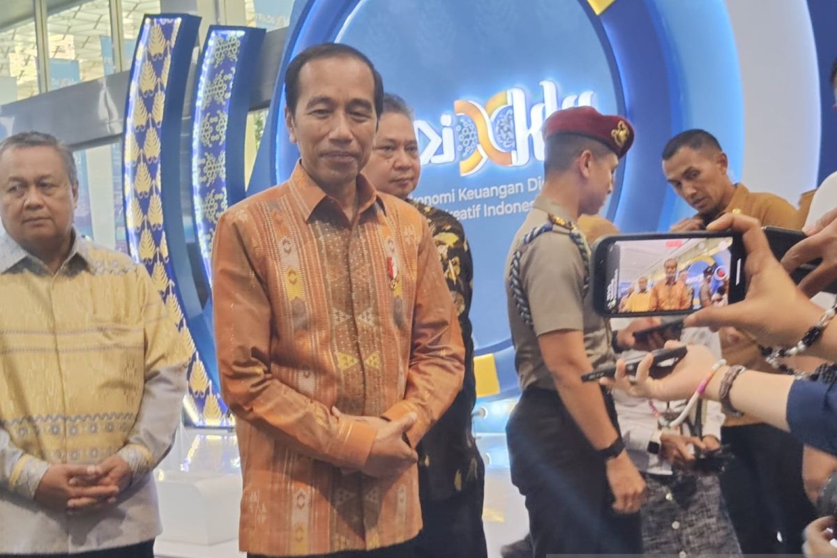 Jokowi reminds Bank Indonesia, OJK to have data backups