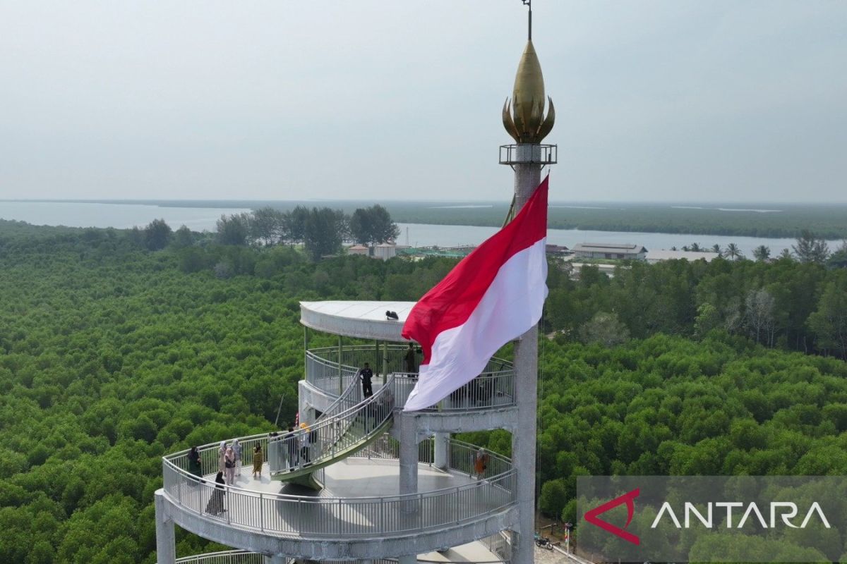 Pemkot dan TNI kibarkan bendera raksasa sambut HUT RI di Langsa