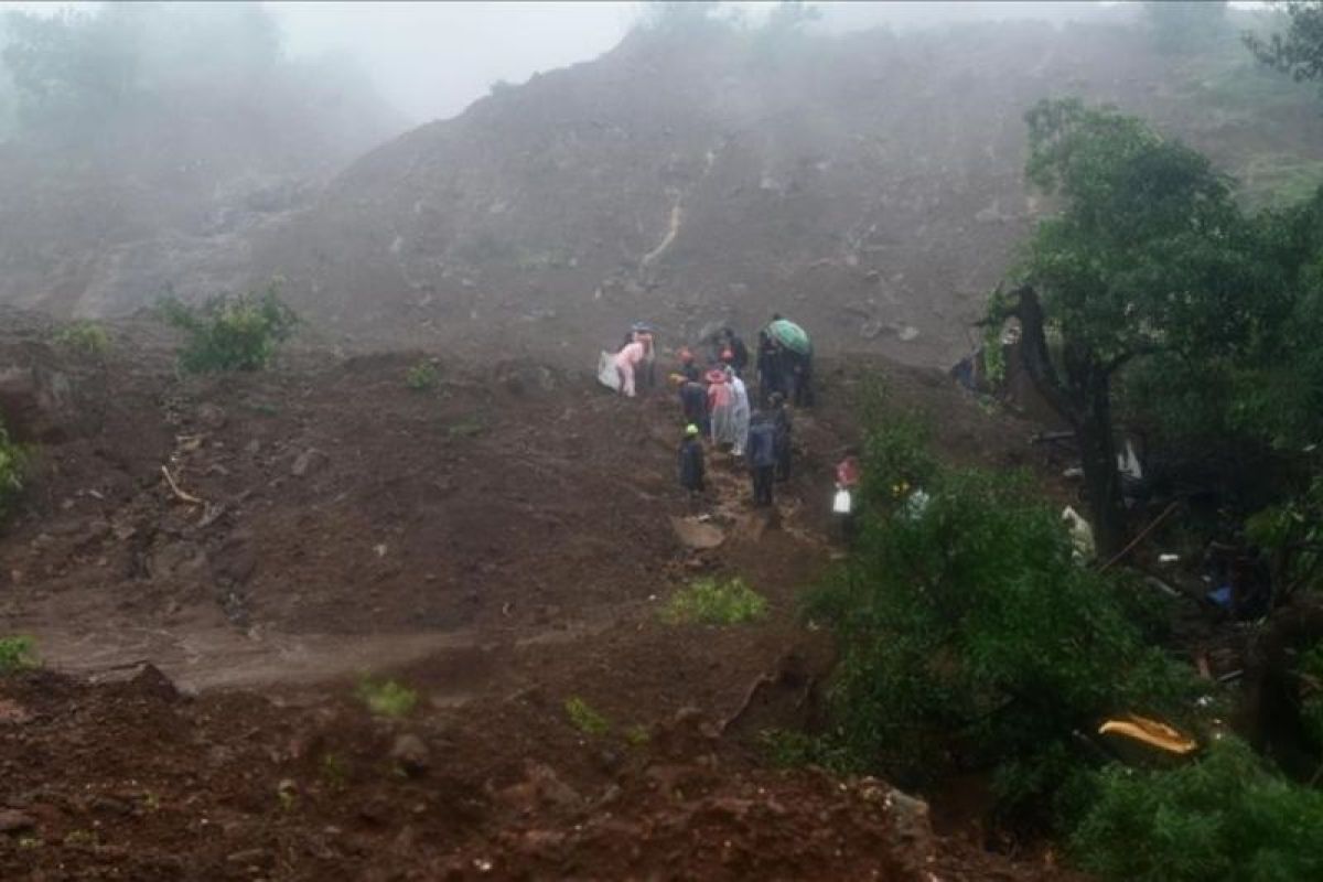 Sedikitnya 20 orang meninggal akibat tanah longsor