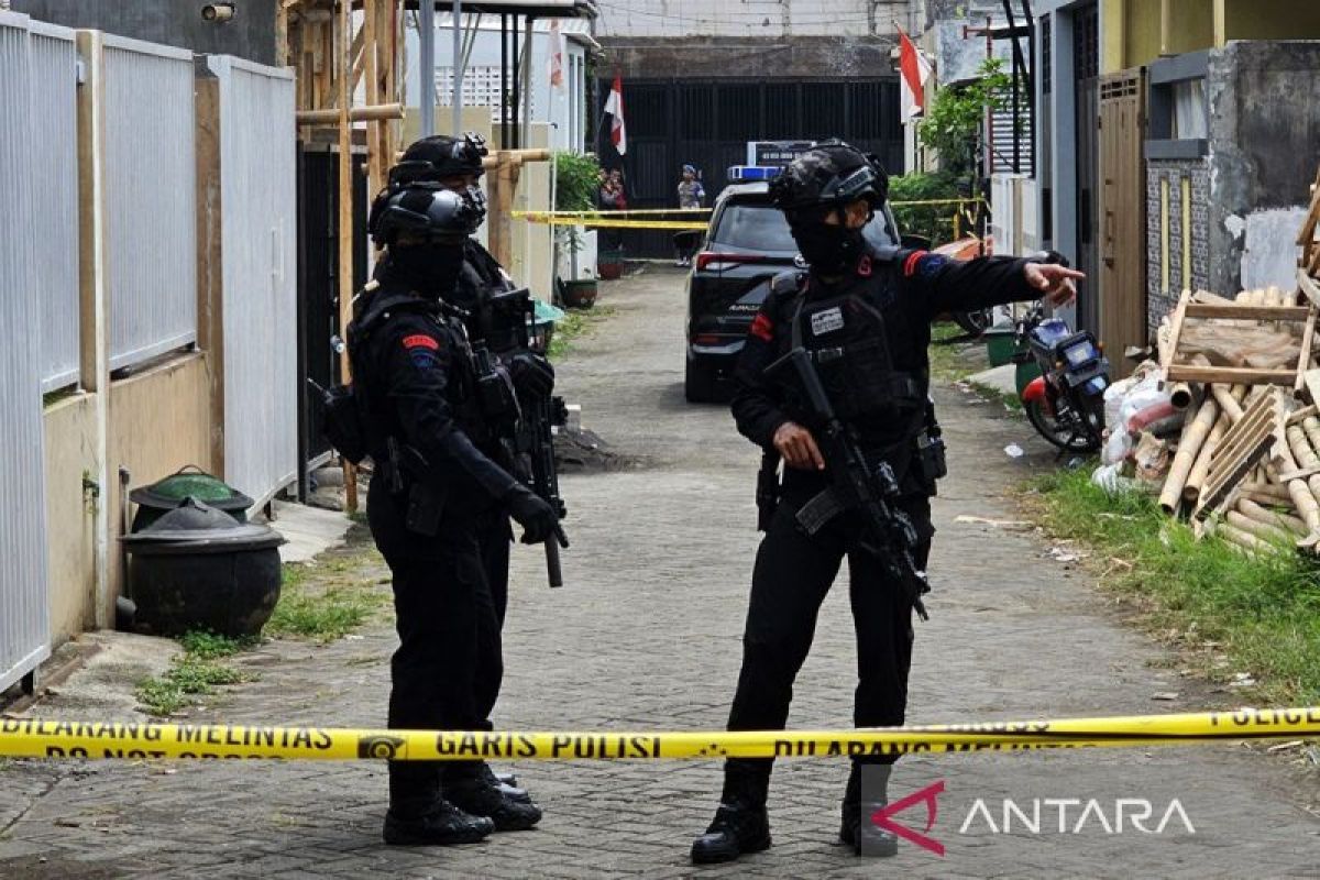 Densus 88 tangkap tiga terduga teroris di Kota Batu