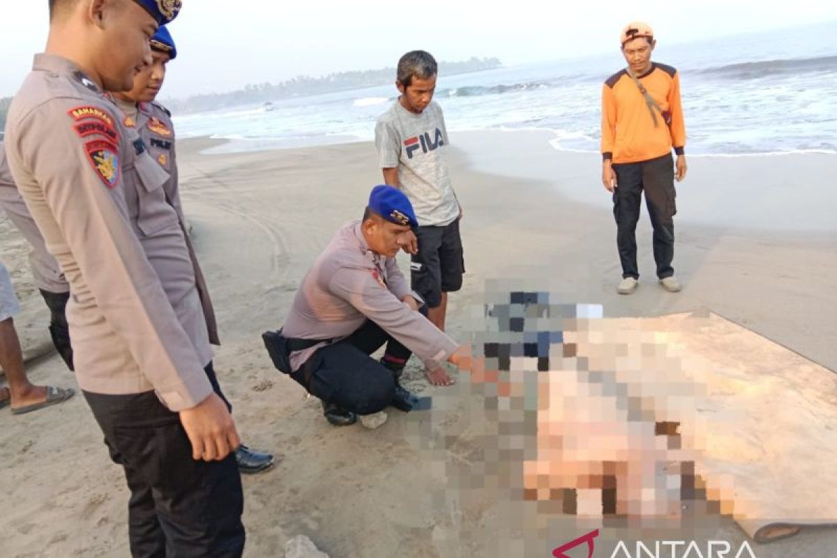 Ditpolairud Polda Banten evakuasi mayat WNA di Pantai Anyer