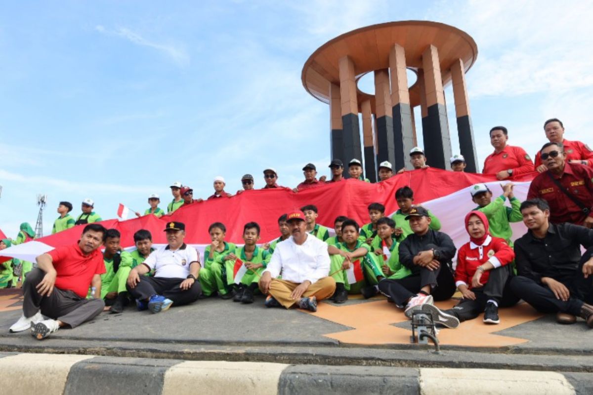 Bupati Kukar bentangkan Merah Putih 250 meter  semarakkan kemerdekaan