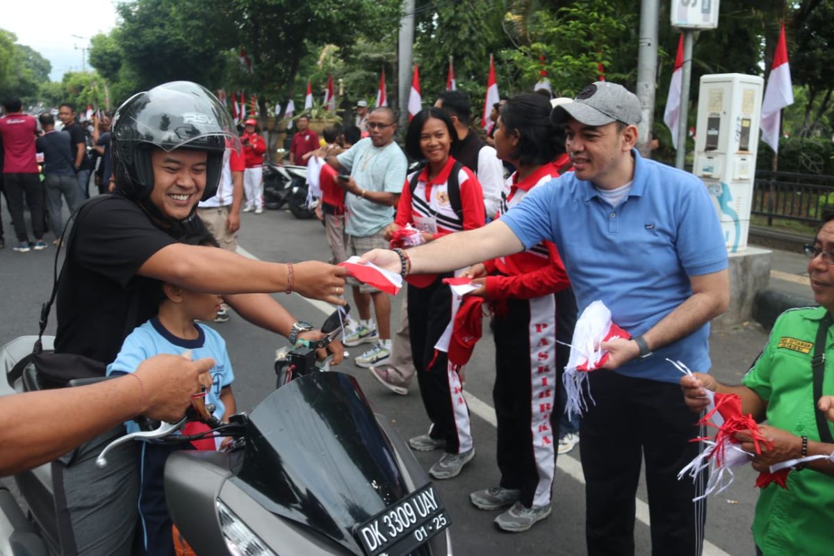 Pemkab Buleleng bagikan ribuan bendera merah putih meriahkan HUT Ke-78 RI