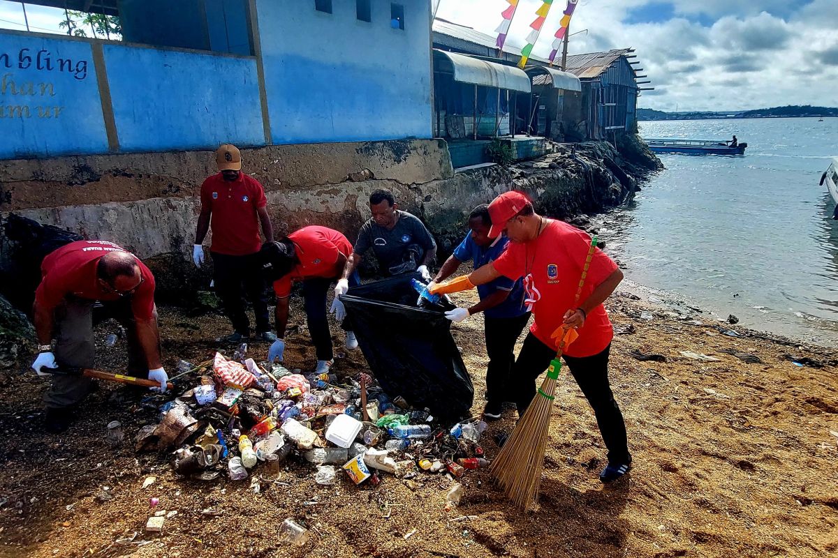 Papua Barat Daya gelar aksi bersih pantai jaga kelestarian Pantai Doom