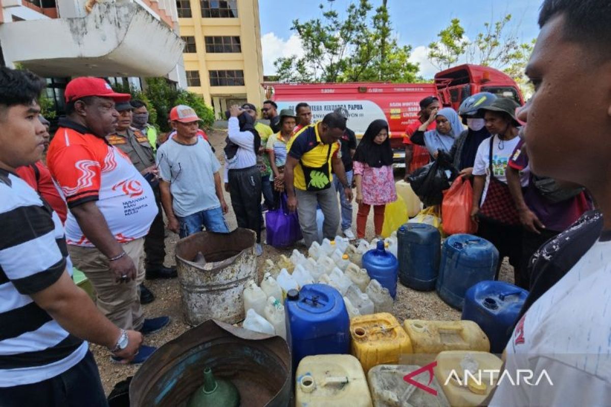 Pemerintah Papua bagikan 5.000 liter minyak tanah gratis kepada warga Jayapura